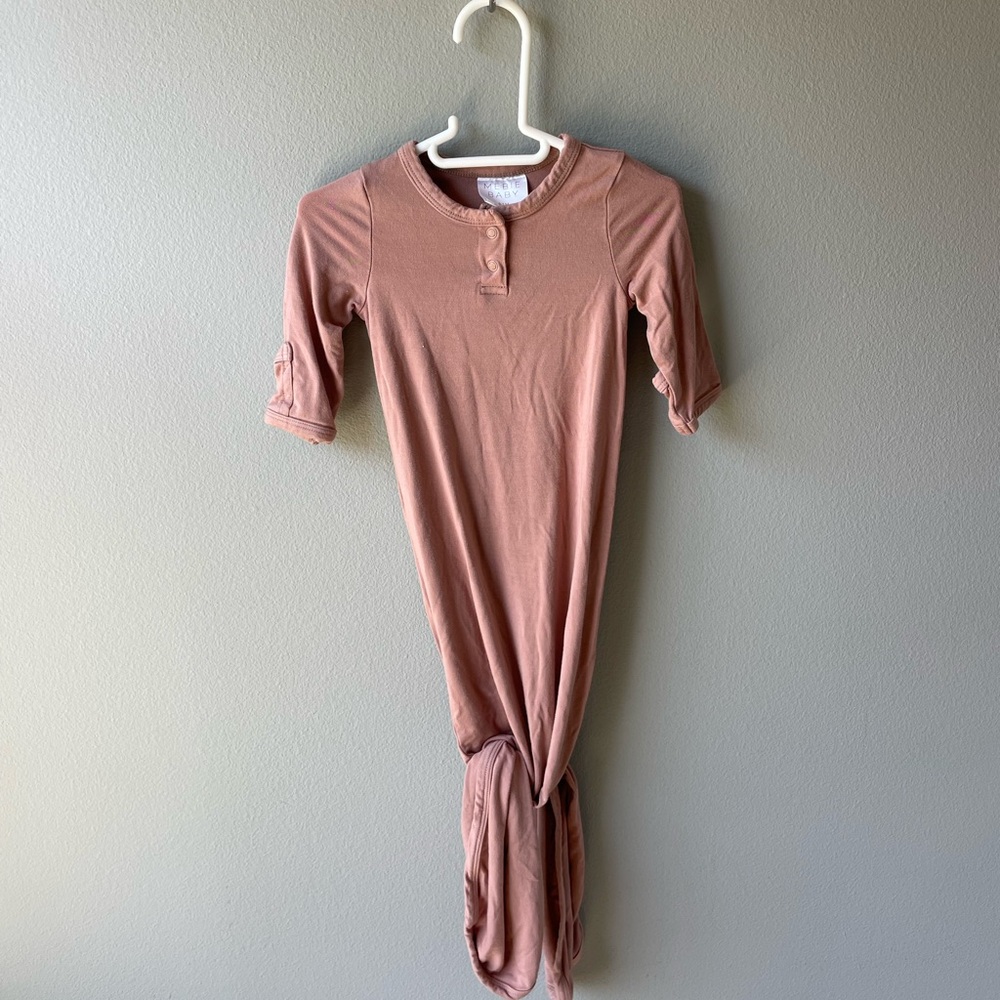 Mebie Baby Mauve Color Knotted Gown with Snaps and Foldover Mittens